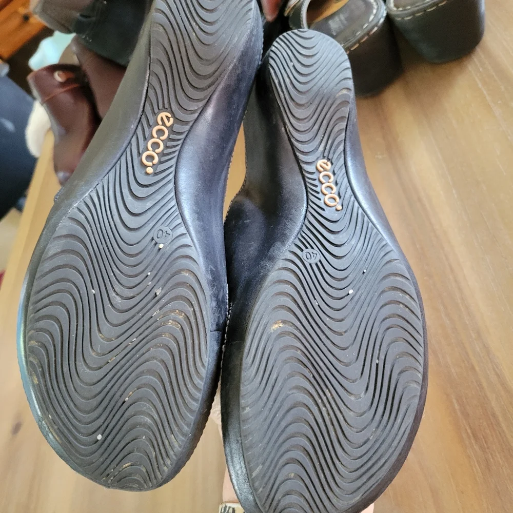 Ecco flip flops black size 9